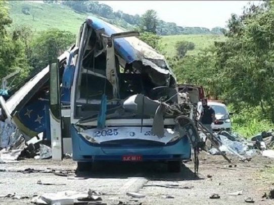 Al menos 41 muertos en choque de camión con autobús en el sudeste de Brasil