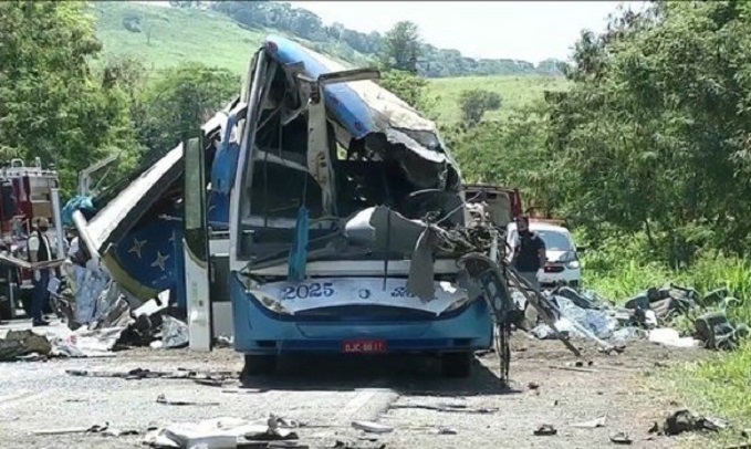 Al menos 41 muertos en choque de camión con autobús en el sudeste de Brasil