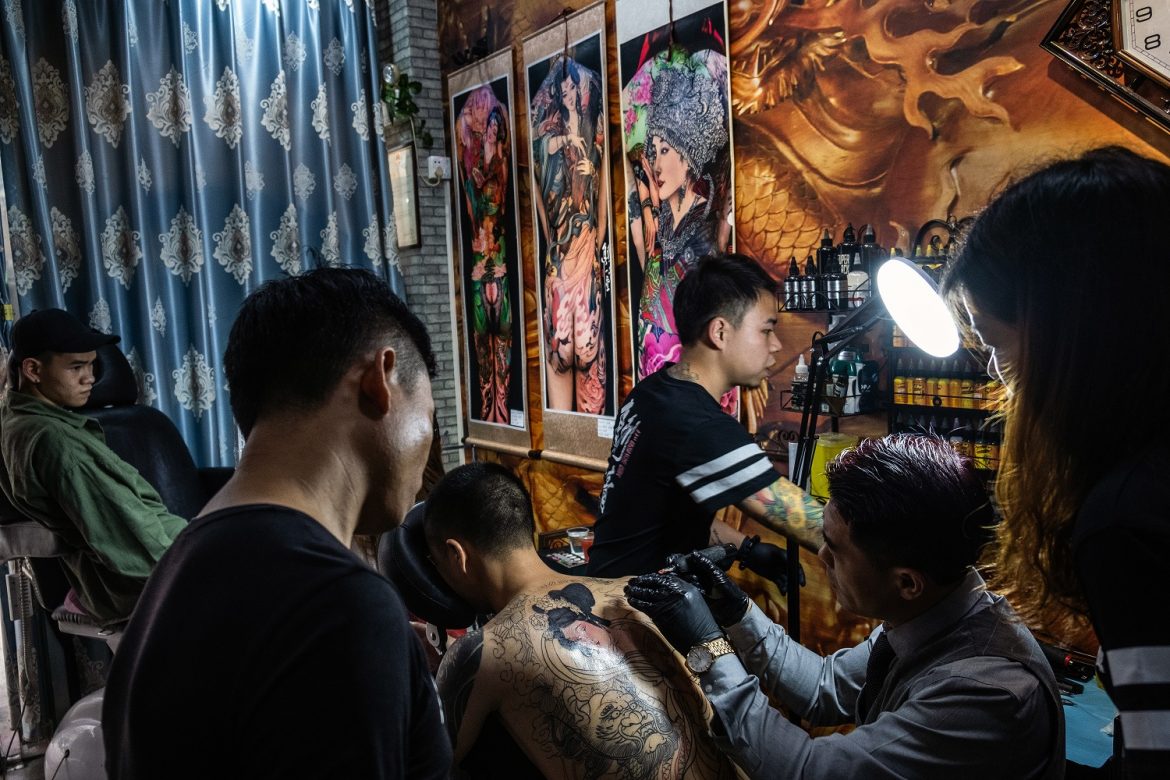 Una ciudad china ordena a los taxistas que se quiten los tatuajes