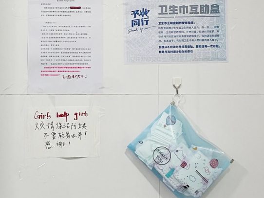‘Stand by Her’: En China, un movimiento reparte toallas sanitarias gratuitas en las escuelas