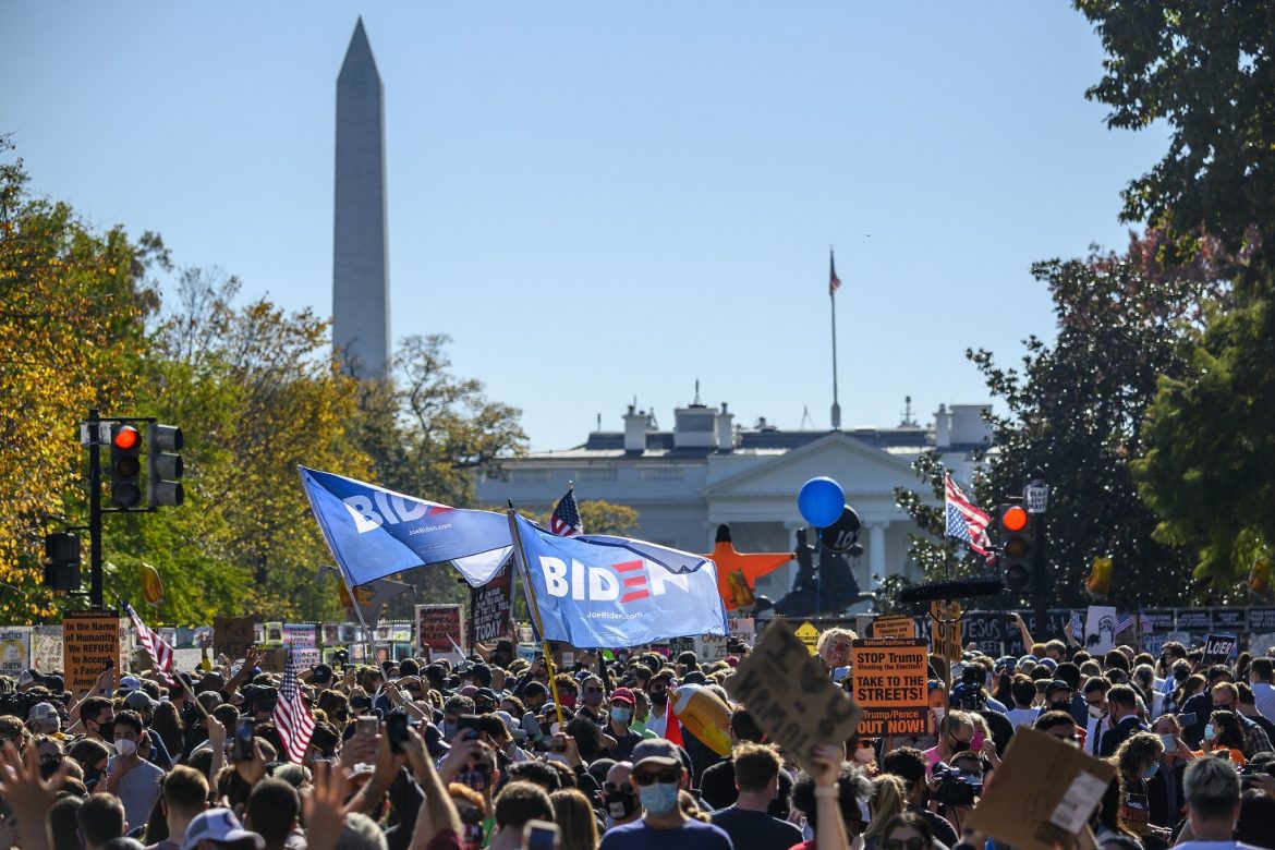 Multitudes acuden a la Casa Blanca para celebrar la victoria de Joe Biden