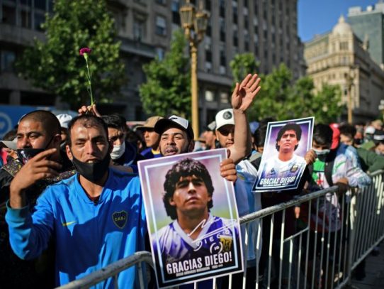 Miles y miles de argentinos desfilan ante el féretro de Maradona