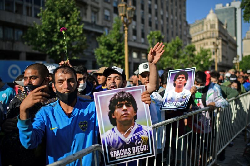 Miles y miles de argentinos desfilan ante el féretro de Maradona