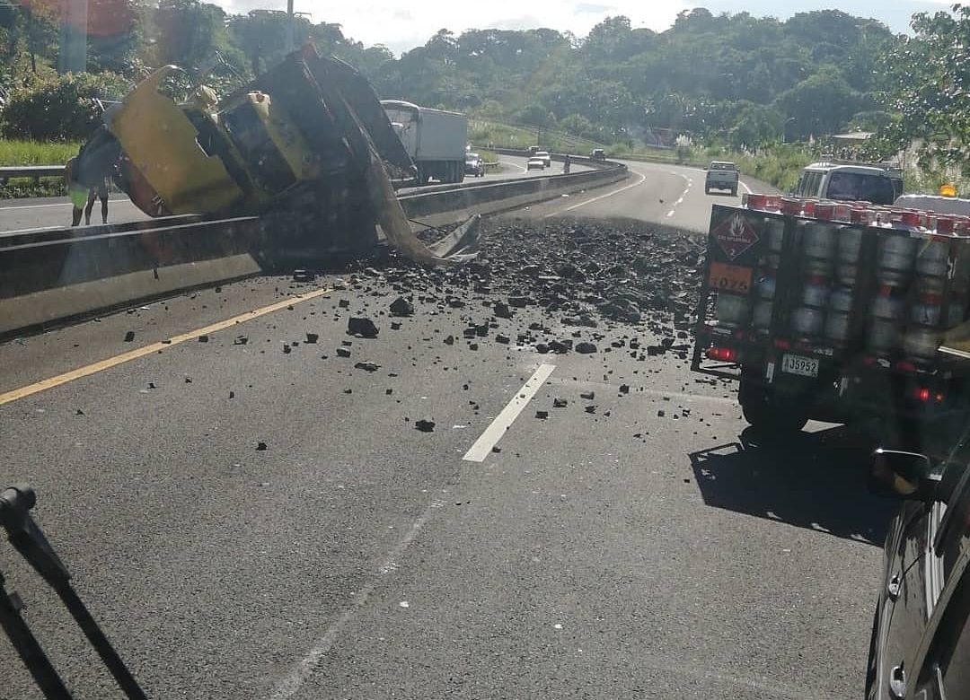 Camión articulado se accidenta en la autopista Panamá-Colón
