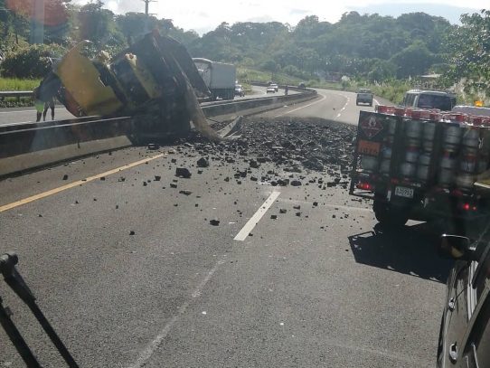 Camión articulado se accidenta en la autopista Panamá-Colón
