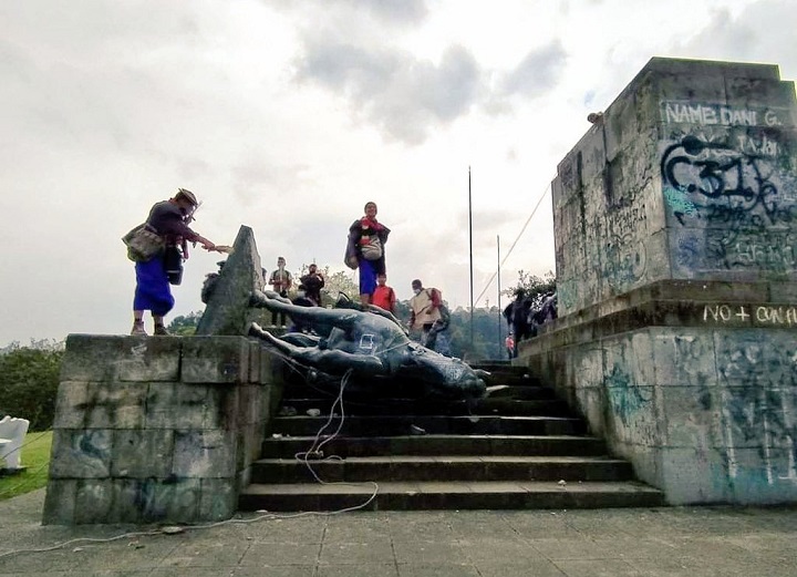 Indígenas colombianos derriban estatua de conquistador español