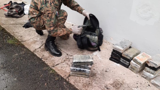 Decomisan 31 paquetes de presunta droga oculta en un vehículo