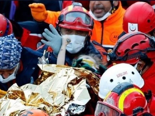 Dos niños rescatados tres días después del sismo en Turquía, que deja más de 80 muertos