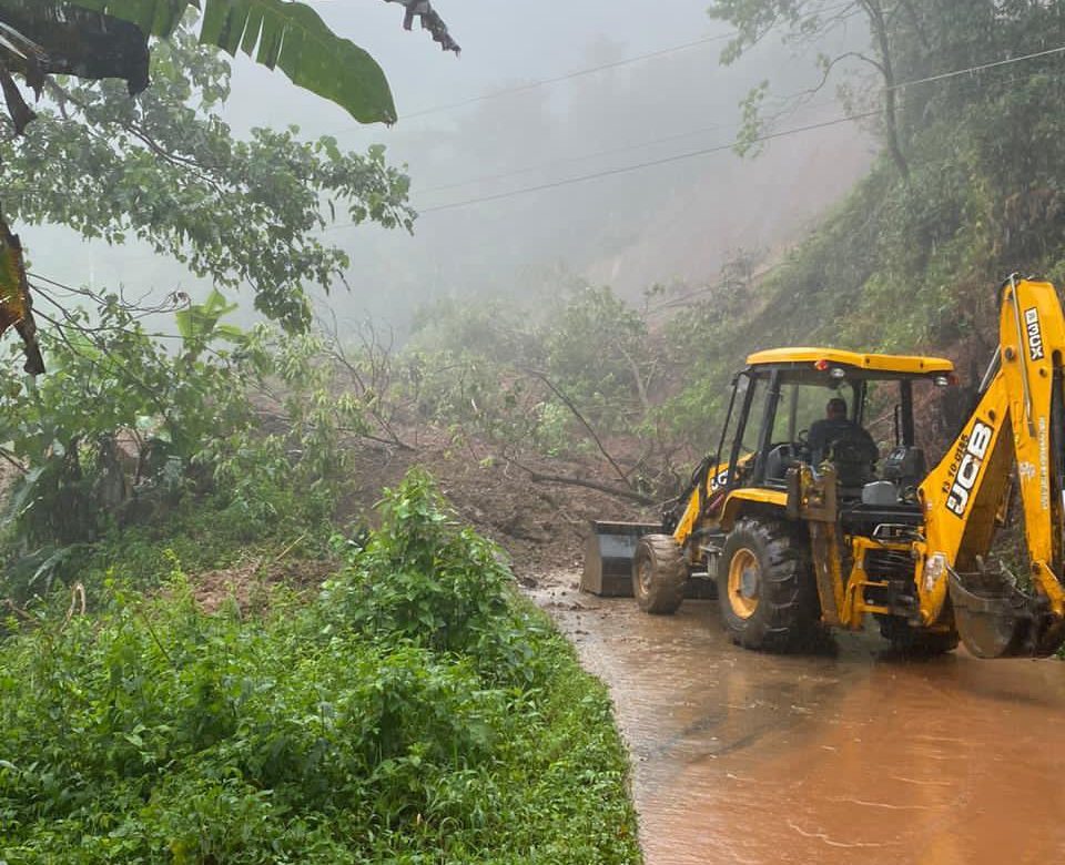 MOP atiende puntos críticos para reabrir vías colapsadas por las lluvias