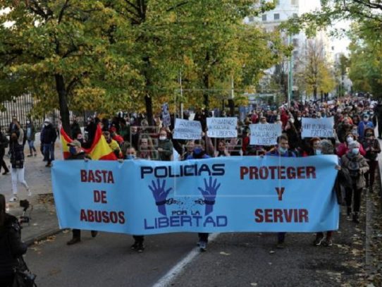 Antivacunas y complotistas se manifiestan en Madrid contra la "dictadura" del Covid-19