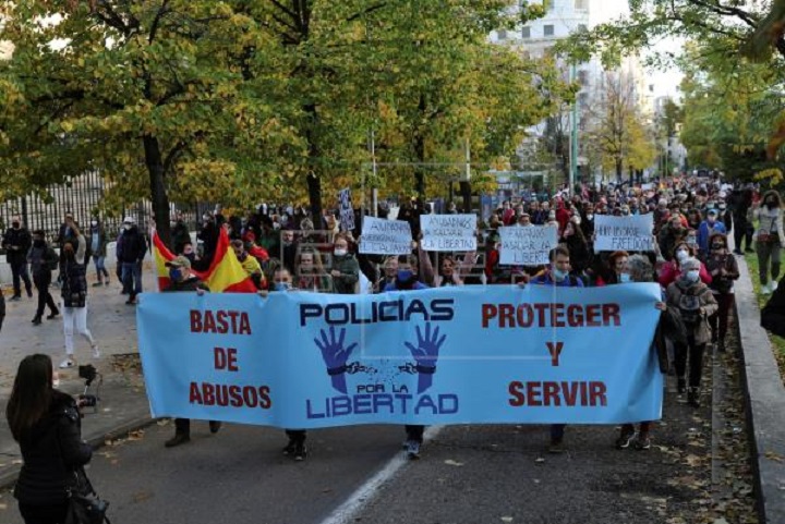 Antivacunas y complotistas se manifiestan en Madrid contra la "dictadura" del Covid-19