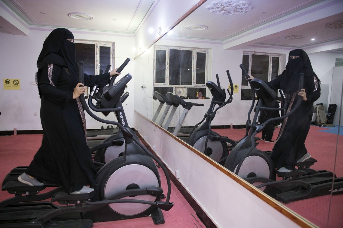 En un antiguo bastión talibán, mujeres rebeldes van al gimnasio