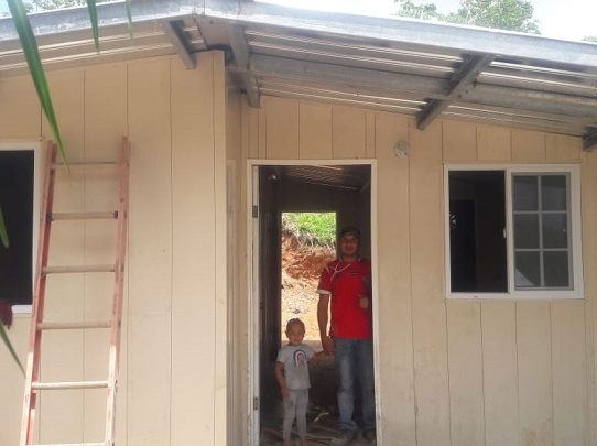 Construyen siete viviendas a familias de extrema pobreza en Herrera
