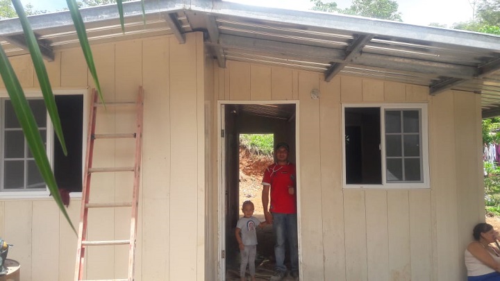Construyen siete viviendas a familias de extrema pobreza en Herrera