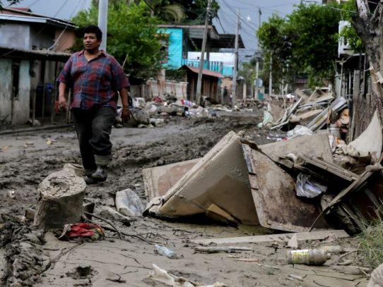 Huracán Iota avanza por América Central algo debilitado tras tocar tierra en Nicaragua