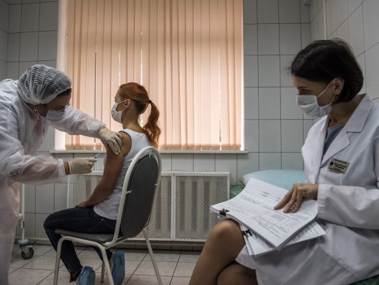 Rusia se toma su tiempo para administrar la vacuna contra COVID-19