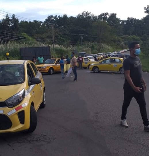 Conductores de taxis cerraron la vía principal en Veracruz