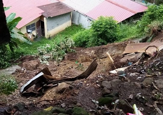 Levantan expedientes a cinco familias por deslizamiento e inundación en San Miguelito
