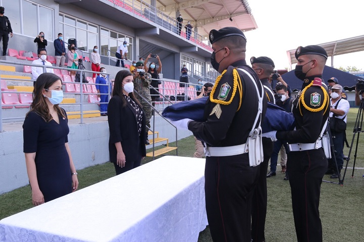 Ministra Tewaney y gobernadora Meana reciben emblema tricolor que ondeaba en el Cerro Ancón