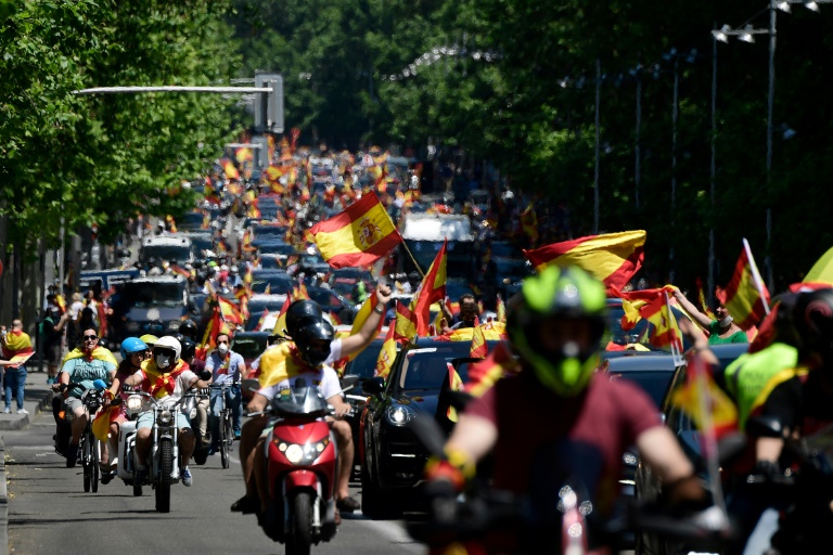 Miles de españoles protestan en coche contra el gobierno por su gestión de la pandemia