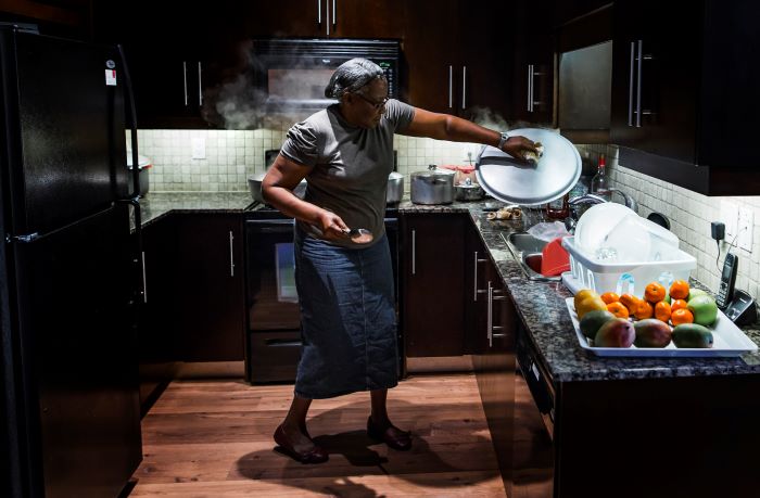 Los beisbolistas la llaman la Jefa: la abuela dominicana que cocina para las grandes ligas