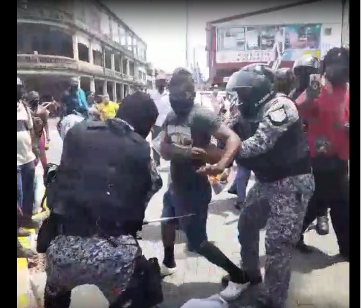 Vendedor golpeado por la Policía "no cometió delito": Juez de Paz