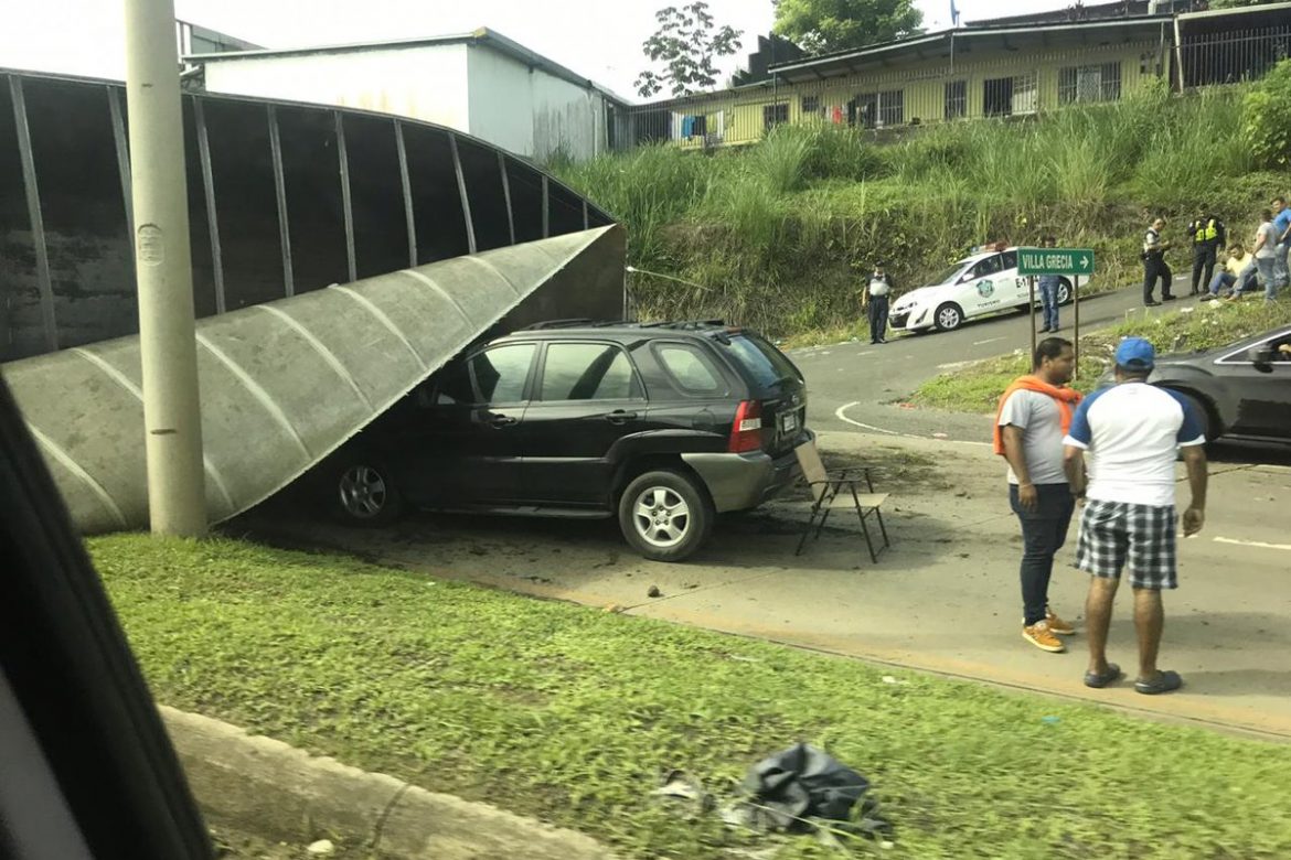 Vehículo se vuelca y cae sobre camioneta en Villa Grecia