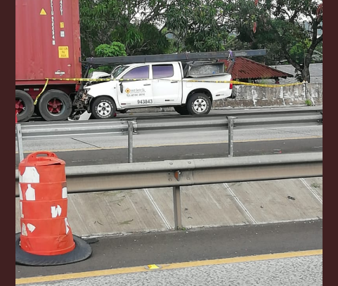 Una víctima fatal tras accidente entre pickup y articulado en la Vía Centenario