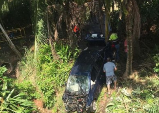 Accidente de tránsito provoca caída de auto en quebrada de Arraiján