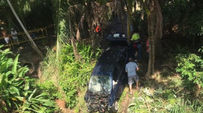 Accidente de tránsito provoca caída de auto en quebrada de Arraiján