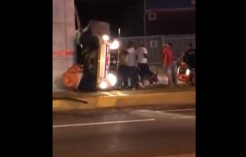 Se estrella contra pilastra del Metro en Las Mañanitas