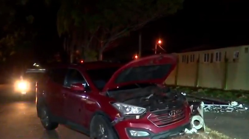 Mujer herida tras impactar su auto con un poste en Brisas del Golf