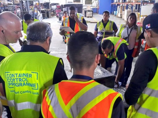 Personal de la zona aeroportuaria de Aduanas se capacita en control de contenedores
