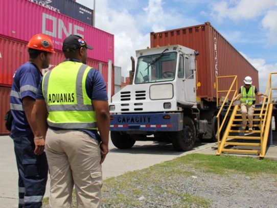 Panama Ports Company dona equipo tecnológico a la Aduanas