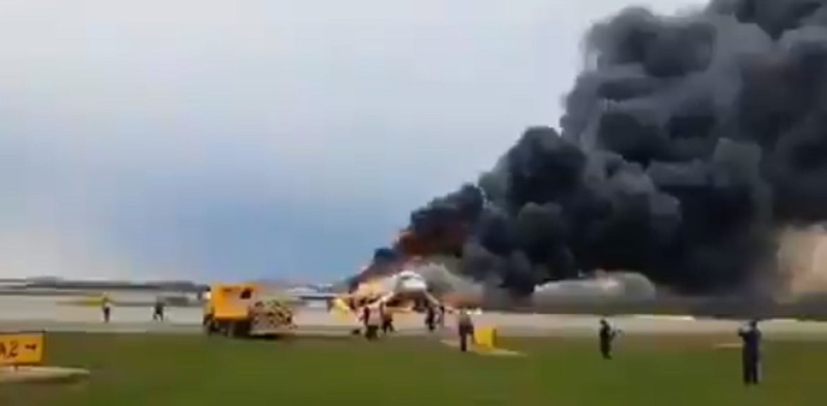 Al menos un muerto en incendio en pleno vuelo de avión ruso que aterrizó en Moscú