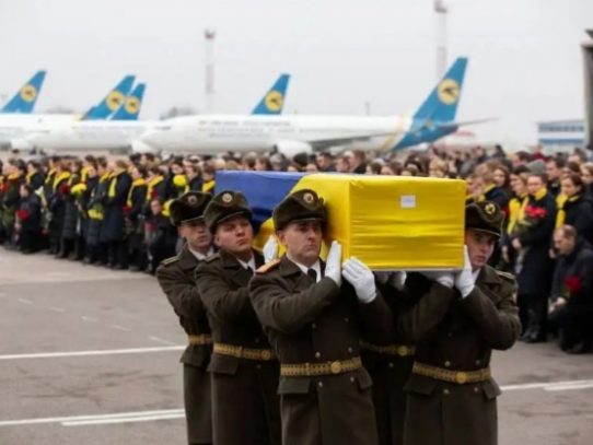 Lágrimas en aeropuerto de Kiev al llegar cuerpos de víctimas de accidente aéreo en Irán