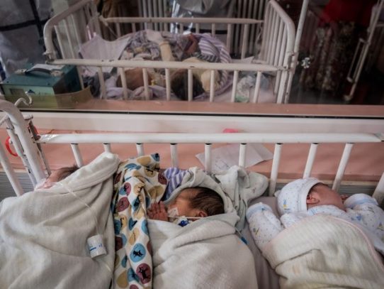 Dieciocho bebés afganos nacieron en medio de una matanza y ahora enfrentan un destino incierto