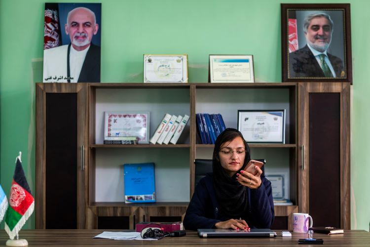 La primera alcaldesa de un pueblo afgano cree que la van a asesinar