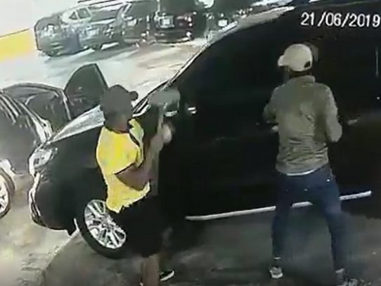 Asaltan a una familia en el estacionamiento de un edificio, todo quedó captado en video