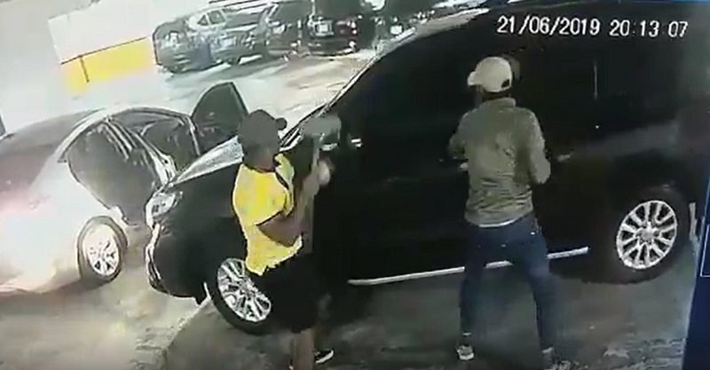 Asaltan a una familia en el estacionamiento de un edificio, todo quedó captado en video