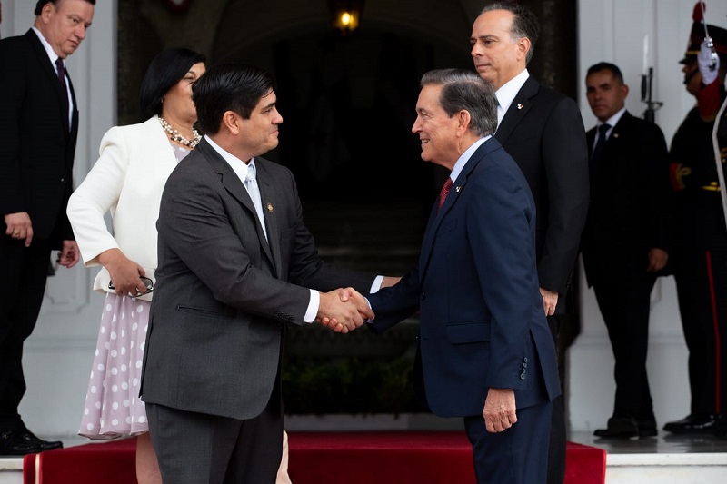Cortizo recibe al presidente de Costa Rica en el Palacio de las Garzas