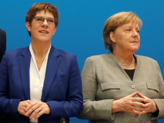 Los conservadores alemanes aplazan dos meses el debate sobre la sucesión de Merkel