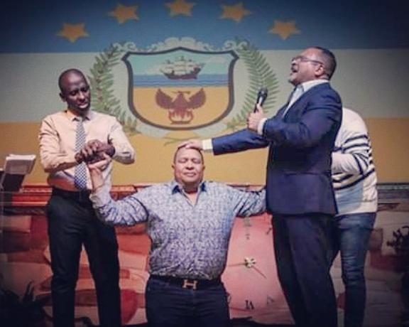 Pastores evangélicos oran por el Alcalde electo de Colón Alex Lee