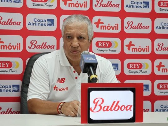 Américo Gallego muestra su descontento con la prensa tras derrota de Panamá