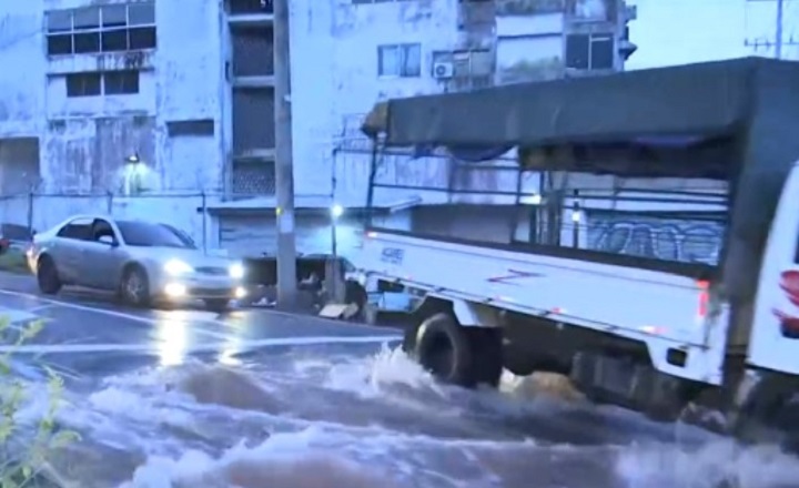 Tramo de la Avenida Nacional anegado por tubería rota