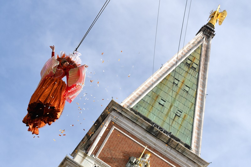 El tradicional 'vuelo del ángel' abre el Carnaval de Venecia