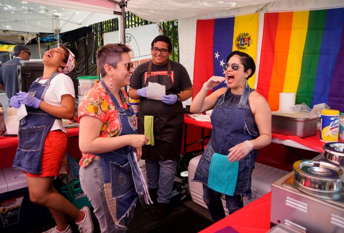 Cocinar y bailar: un día vendiendo arepas en Brooklyn