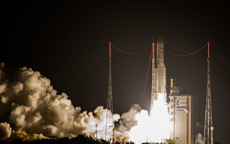 El cohete Ariane 5 despega de la base francesa de Kurú en Guyana Francesa