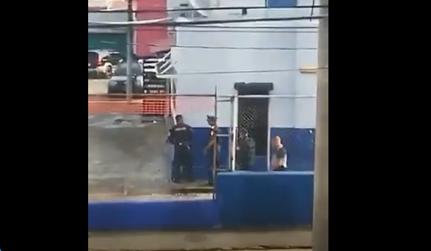 Policía se atrinchera en armería de la PN en Colón