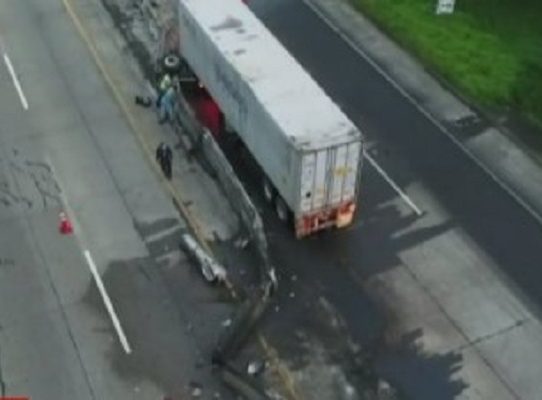 Triple colisión en la autopista Panamá - Colón, deja un herido de consideración